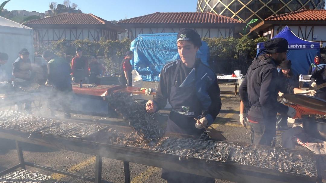 Festivalin g&ouml;zdeleri: &lsquo;Hamsili su b&ouml;reği ve hamsili d&ouml;ner   2