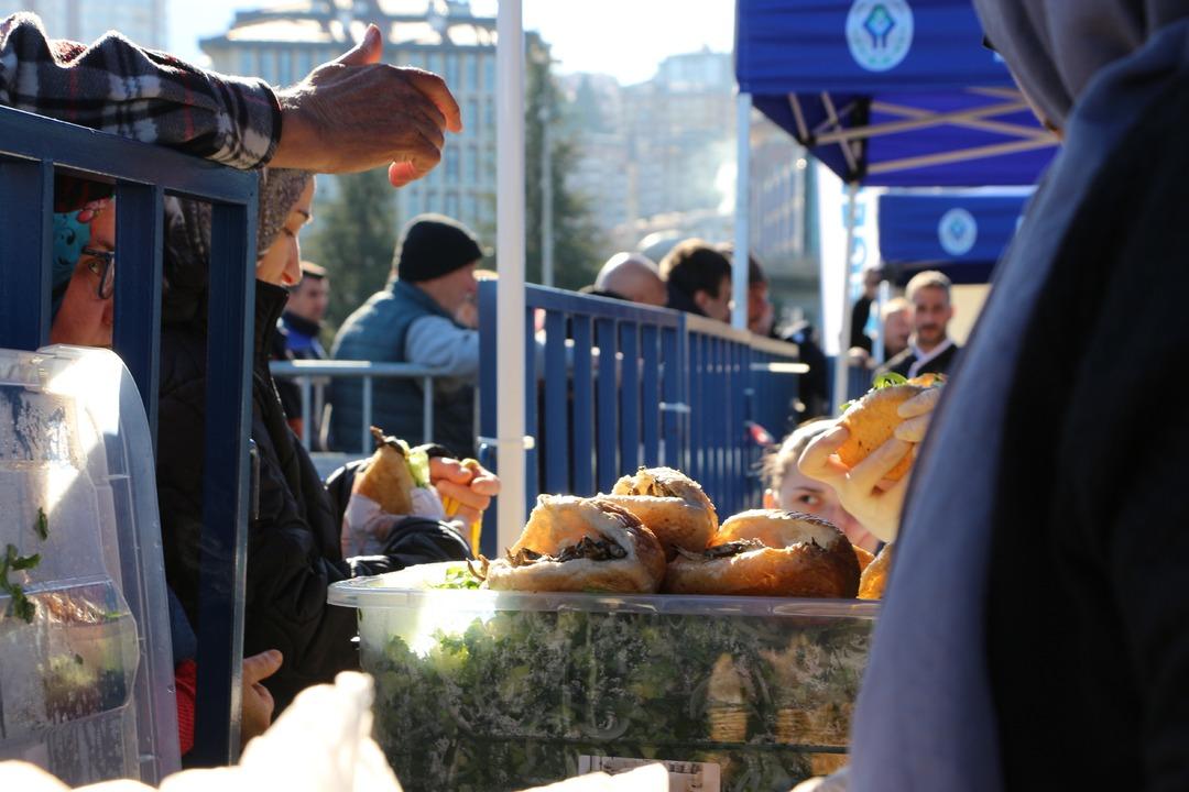 Festivalin g&ouml;zdeleri: &lsquo;Hamsili su b&ouml;reği ve hamsili d&ouml;ner   6