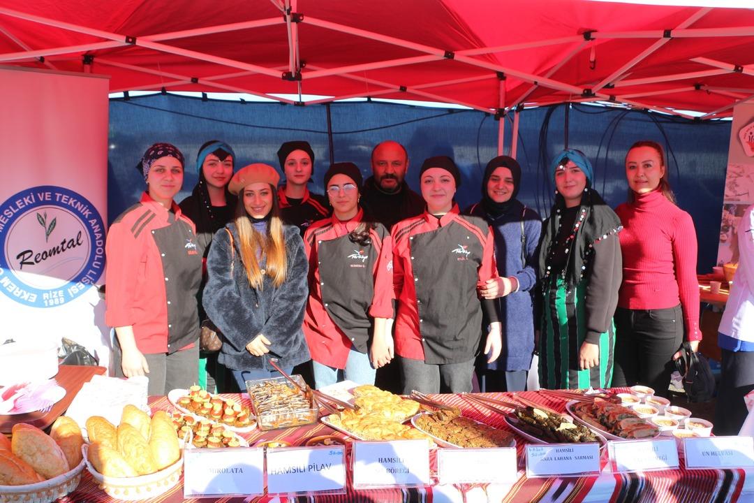 Festivalin g&ouml;zdeleri: &lsquo;Hamsili su b&ouml;reği ve hamsili d&ouml;ner   7