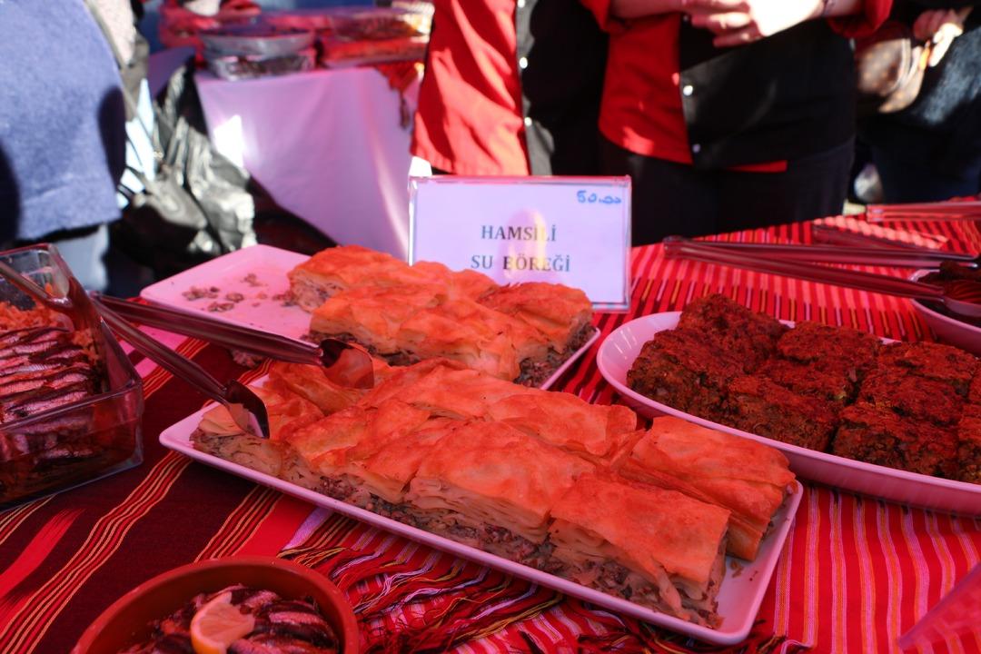 Festivalin g&ouml;zdeleri: &lsquo;Hamsili su b&ouml;reği ve hamsili d&ouml;ner   8