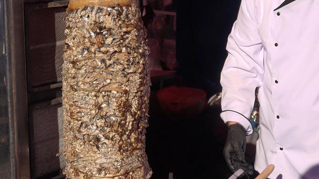 Bu döner Türkiye'de ilk: ‘Hamsili su böreği ve hamsili döner' gözde oldu!