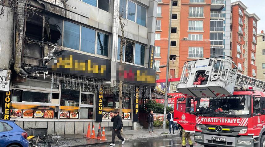 Esenyurt'ta yangın! Kebap&ccedil;ının bacasından başladı, dış cepheye sı&ccedil;radı