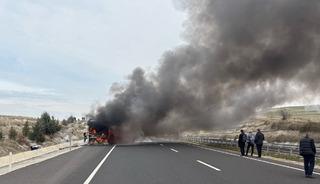 Eskişehir'de 25 yolcu ve 3 personelin bulunduğu yolcu otob&uuml;s&uuml;nde yangın