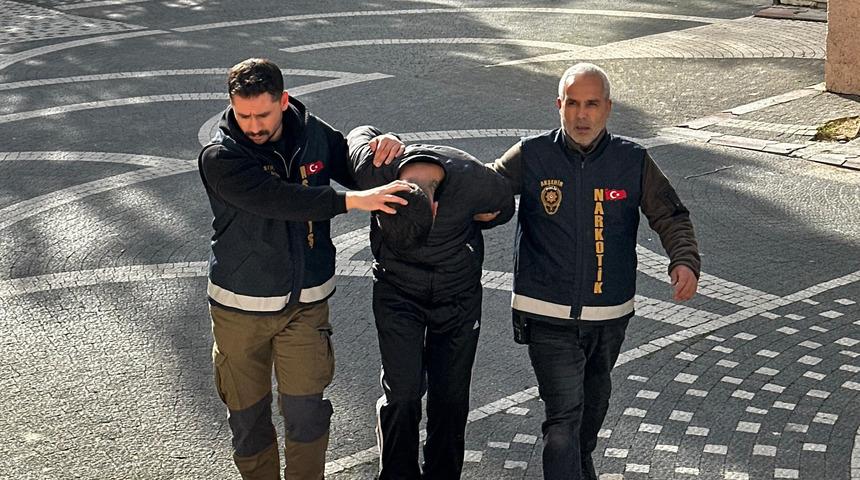 Konya'daki uyuşturucu operasyonu: Yakalanan iki ş&uuml;pheliden biri tutuklandı