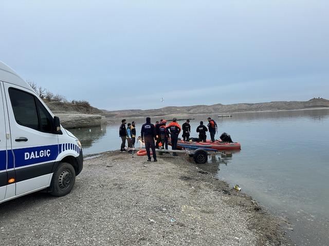 Adıyaman da şişme botun alabora olması sonucu baraja d&uuml;şen kişinin cesedine ulaşıldı 1