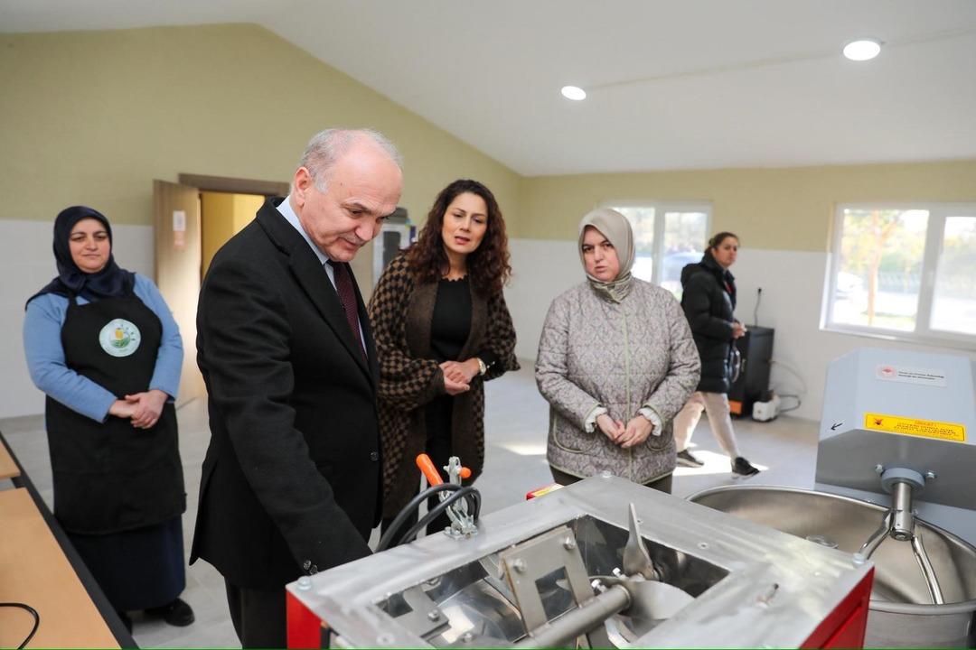 D&uuml;zce Belediye Başkanı Dr. Faruk &Ouml;zl&uuml; girişimci kadınlarla bir araya geldi 1