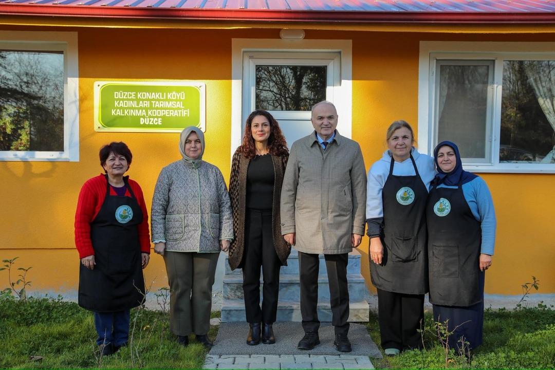 D&uuml;zce Belediye Başkanı Dr. Faruk &Ouml;zl&uuml; girişimci kadınlarla bir araya geldi 2