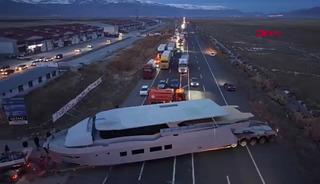Van'dan İstanbul'a g&ouml;t&uuml;r&uuml;l&uuml;yor! K&ouml;pr&uuml;ye yerine başka yoldan ge&ccedil;ti, trafik kilitlendi