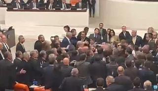 TBMM karıştı! AK Parti ve CHP'li vekiller arasında kavga