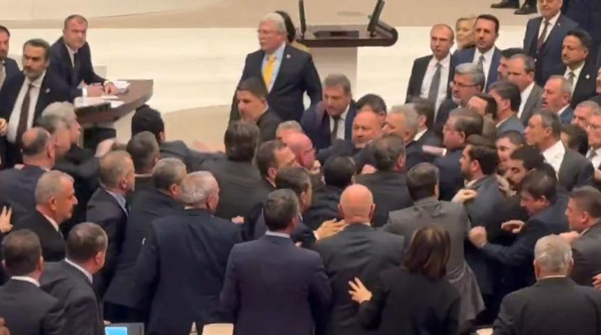 TBMM karıştı! AK Parti ve CHP'li vekiller arasında kavga