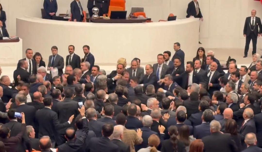 TBMM karıştı! AK Parti ve CHP li vekiller arasında kavga 1