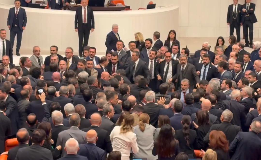 TBMM karıştı! AK Parti ve CHP li vekiller arasında kavga 2