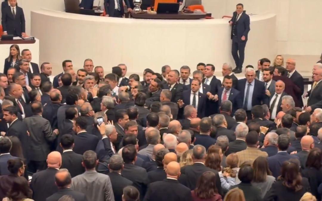 TBMM karıştı! AK Parti ve CHP li vekiller arasında kavga 3