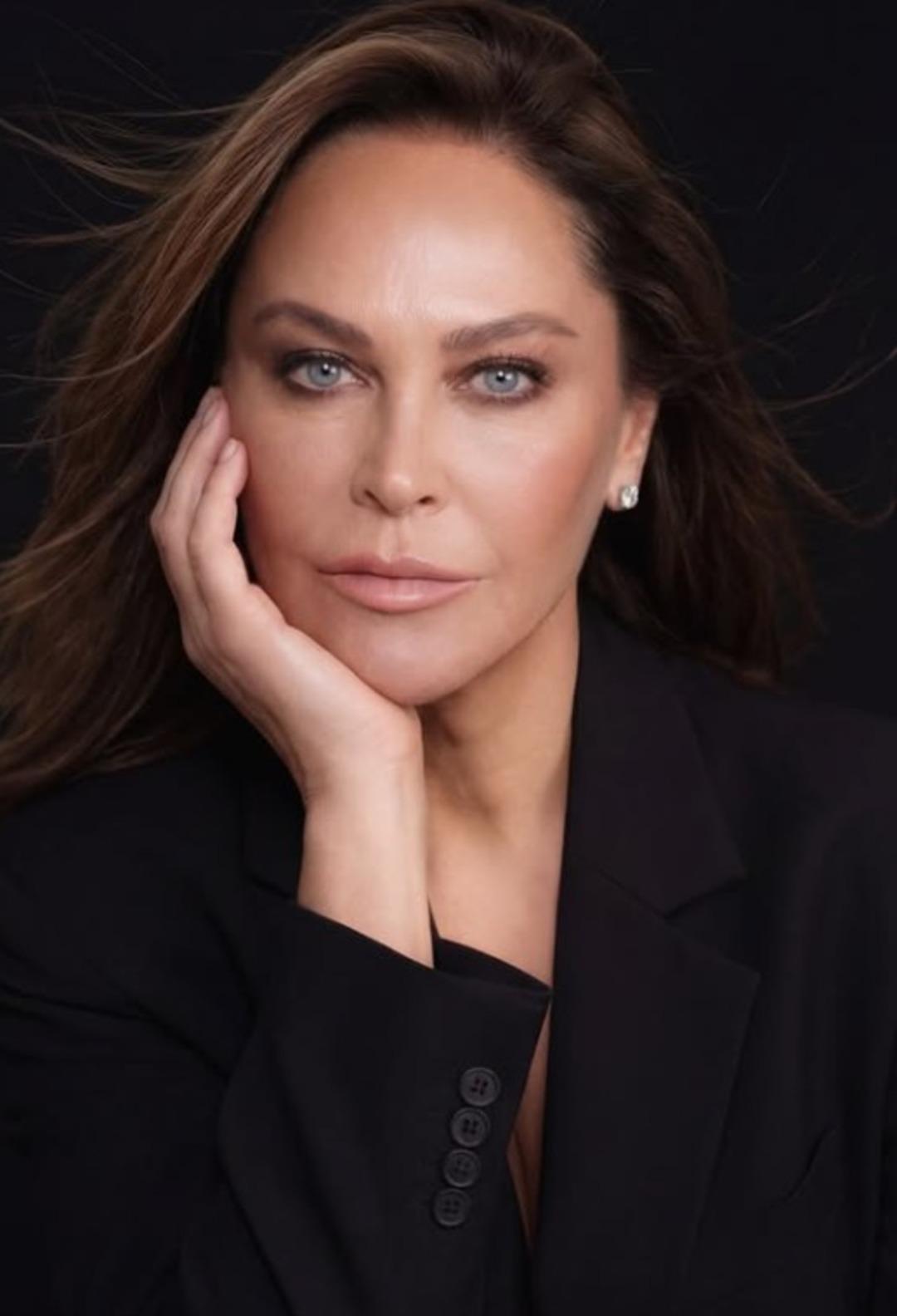 H&uuml;lya Avşar  Fazilet  rol&uuml; i&ccedil;in tesett&uuml;re girdi! Sosyal medya ikiye b&ouml;l&uuml;nd&uuml;  1