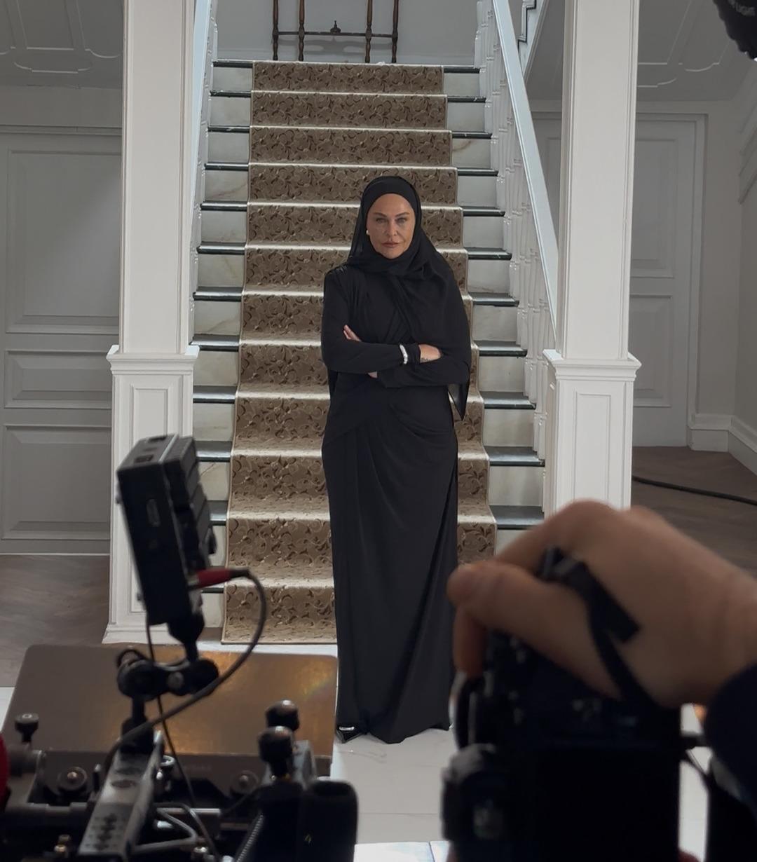 H&uuml;lya Avşar  Fazilet  rol&uuml; i&ccedil;in tesett&uuml;re girdi! Sosyal medya ikiye b&ouml;l&uuml;nd&uuml;  4