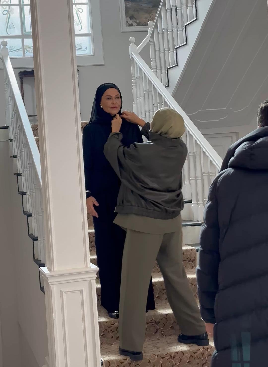 H&uuml;lya Avşar  Fazilet  rol&uuml; i&ccedil;in tesett&uuml;re girdi! Sosyal medya ikiye b&ouml;l&uuml;nd&uuml;  3