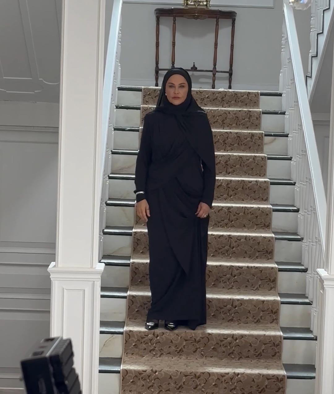 H&uuml;lya Avşar  Fazilet  rol&uuml; i&ccedil;in tesett&uuml;re girdi! Sosyal medya ikiye b&ouml;l&uuml;nd&uuml;  2