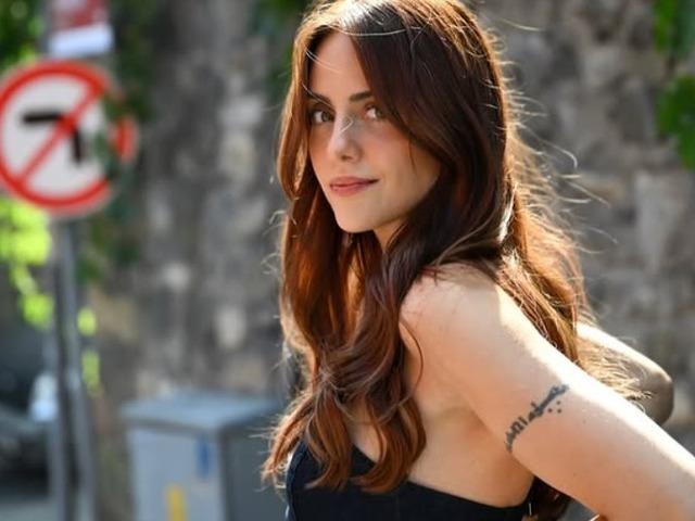 &Uuml;nl&uuml; y&ouml;netmenle sessiz sedasız evlenmiş! Yaş farkı dikkat &ccedil;ekti