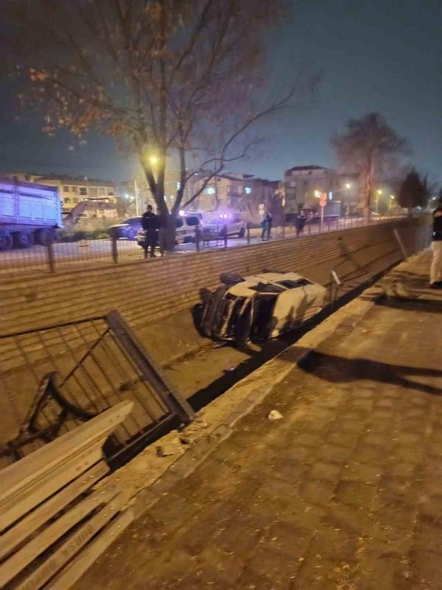 Dereye u&ccedil;an minib&uuml;s&uuml;n s&uuml;r&uuml;c&uuml;s&uuml; yaralandı 5