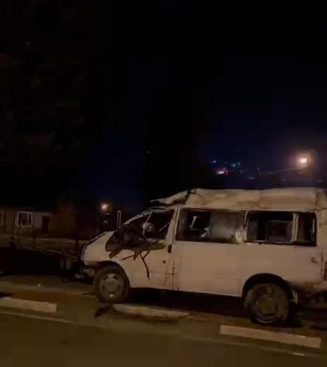 Dereye u&ccedil;an minib&uuml;s&uuml;n s&uuml;r&uuml;c&uuml;s&uuml; yaralandı 4