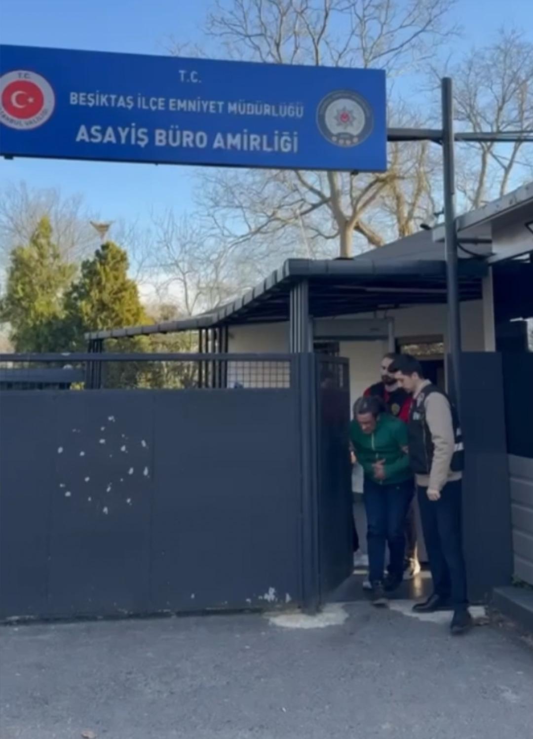 Mide ağrısıyla hastaneye gitti, tomografiyi g&ouml;ren doktorlar polise haber verdi! 3