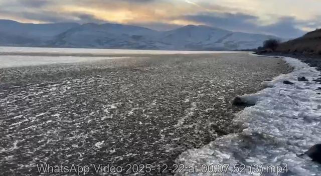 &Ccedil;ıldır G&ouml;l&uuml;&rsquo;nde buz k&uuml;tleleri sahile vurdu 3