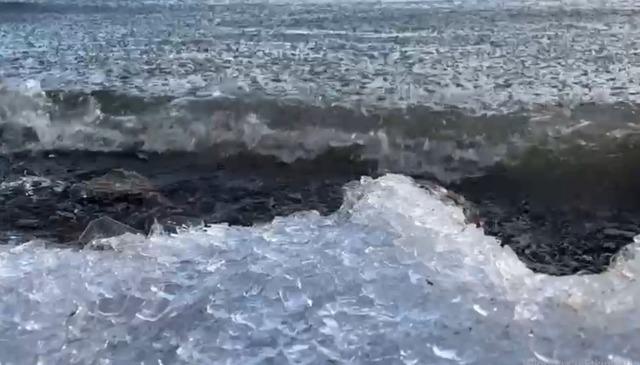 &Ccedil;ıldır G&ouml;l&uuml;&rsquo;nde buz k&uuml;tleleri sahile vurdu 1