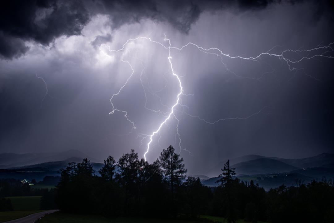 Şimşek &ccedil;akarken ilk bu cihazı  fişten &ccedil;ekin  uyarısı! Binlerce liralık zarara neden olmasın! 4
