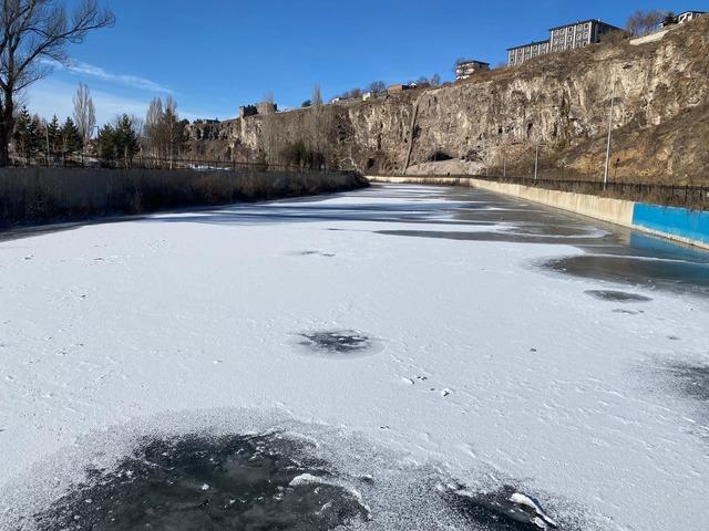 Yurtta en d&uuml;ş&uuml;k sıcaklık sıfırın altında 15 derece ile Ardahan ın G&ouml;le il&ccedil;esinde &ouml;l&ccedil;&uuml;ld&uuml; 3