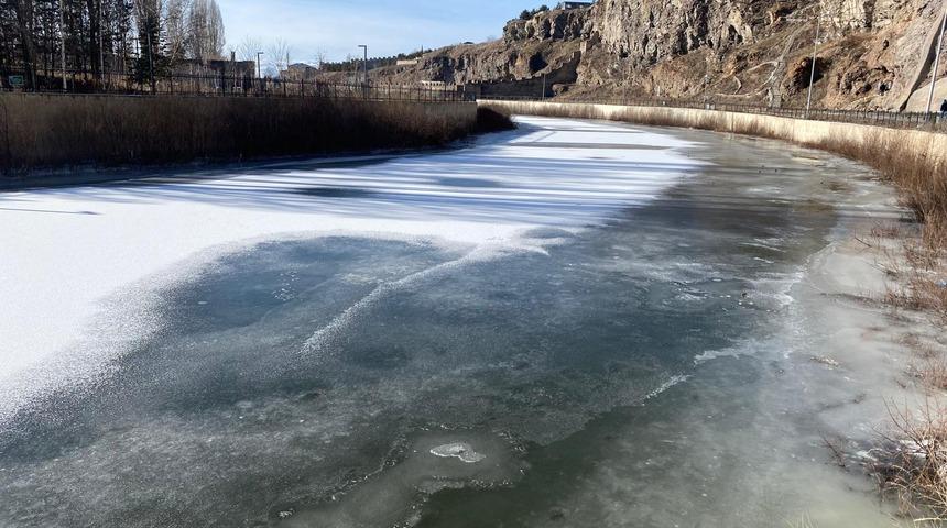 Yurtta en d&uuml;ş&uuml;k sıcaklık sıfırın altında 15 derece ile Ardahan'ın G&ouml;le il&ccedil;esinde &ouml;l&ccedil;&uuml;ld&uuml;