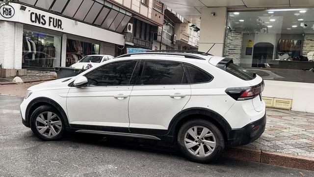 Zeytinburnu’nda park halindeki otomobile silahlı saldırı: O anlar kamerada
