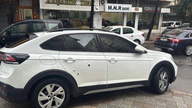 Zeytinburnu nda park halindeki cip uzun namlulu silahlarla kurşunlandı 1