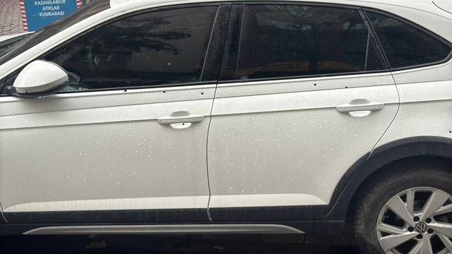 Zeytinburnu'nda park halindeki cip uzun namlulu silahlarla kurşunlandı