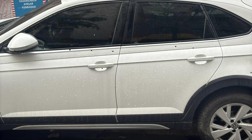 Zeytinburnu'nda park halindeki cip uzun namlulu silahlarla kurşunlandı