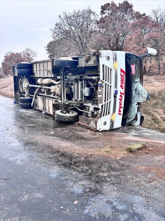 Uşak ta devrilen midib&uuml;steki 5 yolcu yaralandı 1