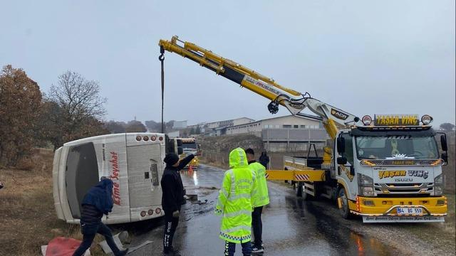 Uşak'ta devrilen midibüsteki 5 yolcu yaralandı