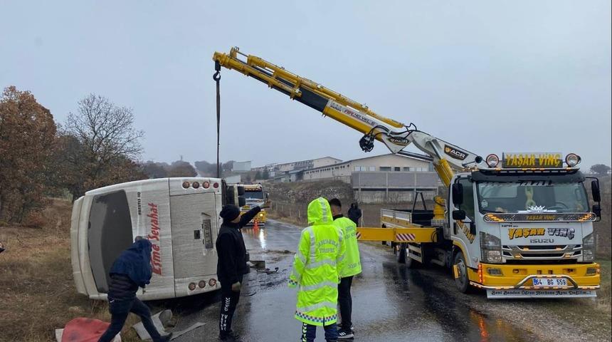 Uşak'ta devrilen midib&uuml;steki 5 yolcu yaralandı