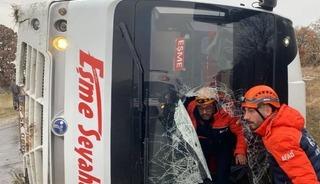 Uşak&rsquo;ta yolcu taşıyan midib&uuml;s yan yattı: 5 yaralı