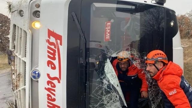 Uşak’ta yolcu taşıyan midibüs yan yattı: 5 yaralı