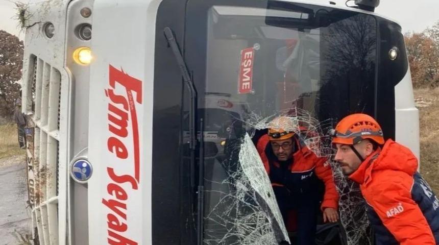 Uşak&rsquo;ta yolcu taşıyan midib&uuml;s yan yattı: 5 yaralı