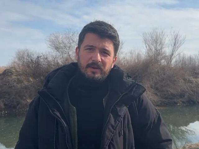 G&uuml;neye u&ccedil;an pelikan s&uuml;r&uuml;s&uuml; şaşırttı