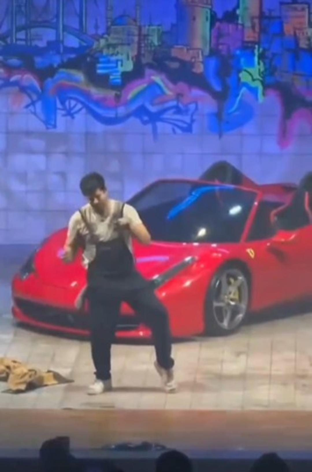 B&ouml;l&uuml;m başı 4 milyon TL isteyince anlaşamamıştı! Burak &Ouml;z&ccedil;ivit in ilk tiyatrosundaki dans performansı dillere d&uuml;şt&uuml;  4