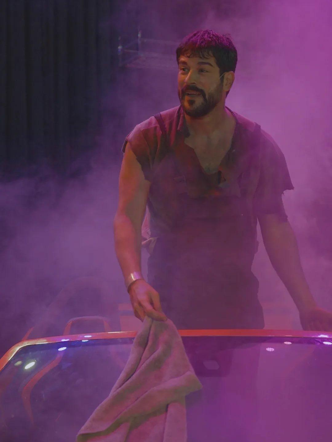 B&ouml;l&uuml;m başı 4 milyon TL isteyince anlaşamamıştı! Burak &Ouml;z&ccedil;ivit in ilk tiyatrosundaki dans performansı dillere d&uuml;şt&uuml;  3