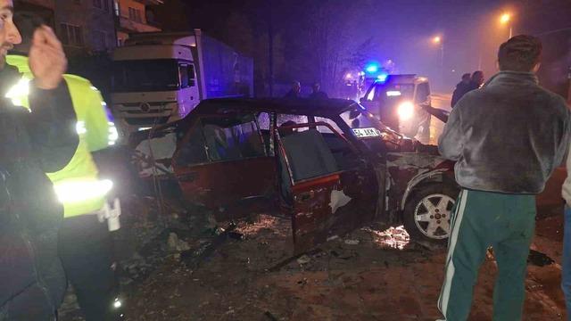 Alkoll&uuml; s&uuml;r&uuml;c&uuml; sollama yaparken duvara &ccedil;arptı: 3 yaralı 4