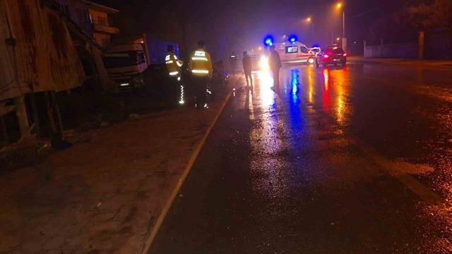 Alkoll&uuml; s&uuml;r&uuml;c&uuml; sollama yaparken duvara &ccedil;arptı: 3 yaralı 3