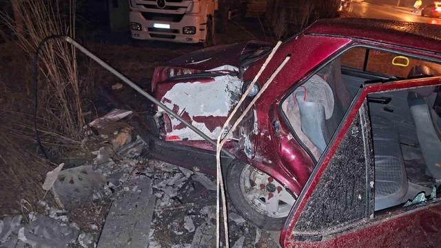 Alkoll&uuml; s&uuml;r&uuml;c&uuml; sollama yaparken duvara &ccedil;arptı: 3 yaralı 2