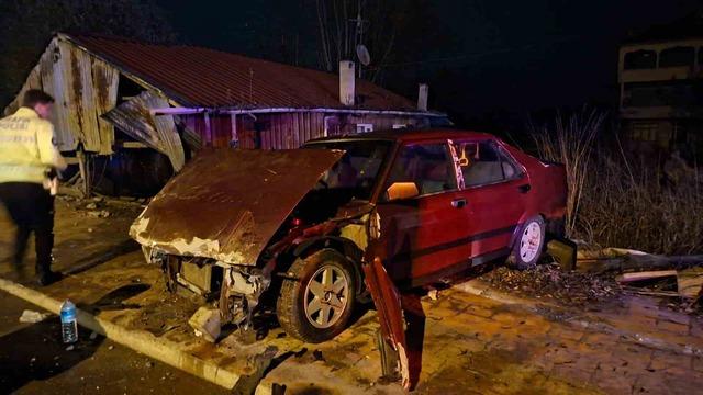 Alkoll&uuml; s&uuml;r&uuml;c&uuml; sollama yaparken duvara &ccedil;arptı: 3 yaralı 1