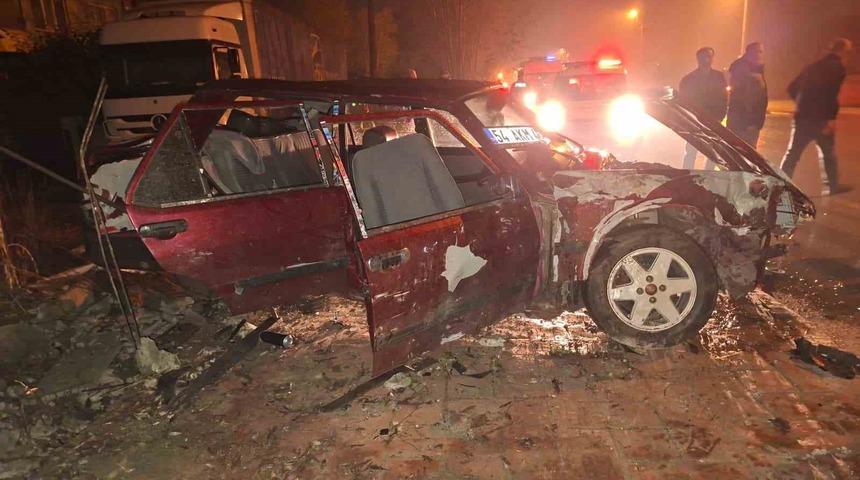 Alkoll&uuml; s&uuml;r&uuml;c&uuml; sollama yaparken duvara &ccedil;arptı: 3 yaralı