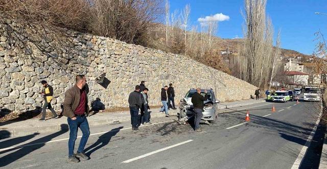 Hizan&rsquo;da zincirleme kaza: 4 yaralı 2