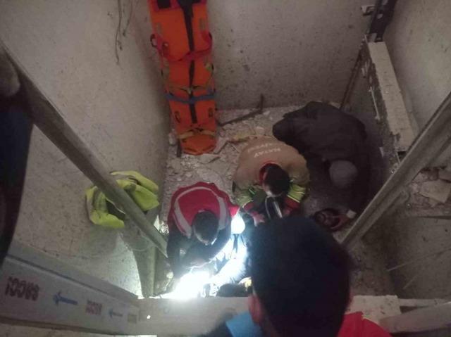 Asans&ouml;r boşluğuna d&uuml;şen iş&ccedil;i yaralandı 1